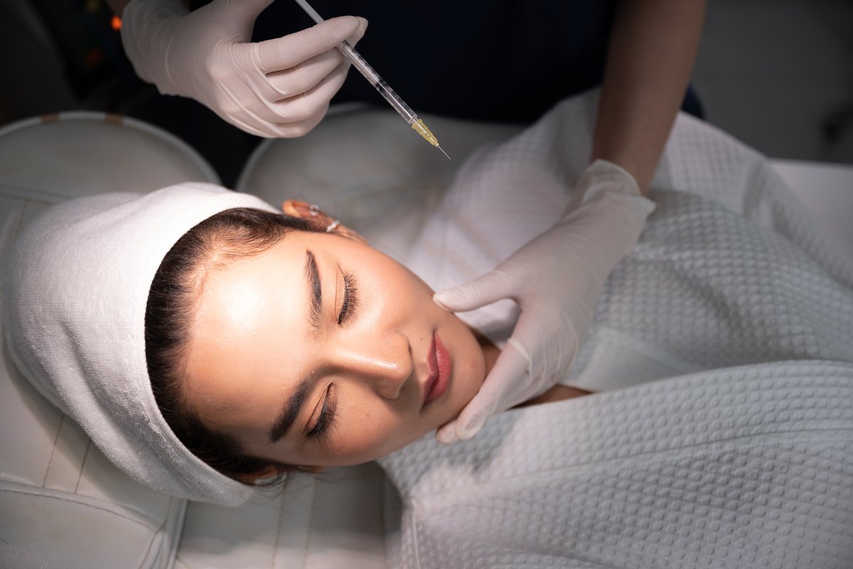Femme recevant traitement injection esthétique clinique Aubagne Femme relaxée recevant traitement injection cosmétique clinique esthétique professionnelle